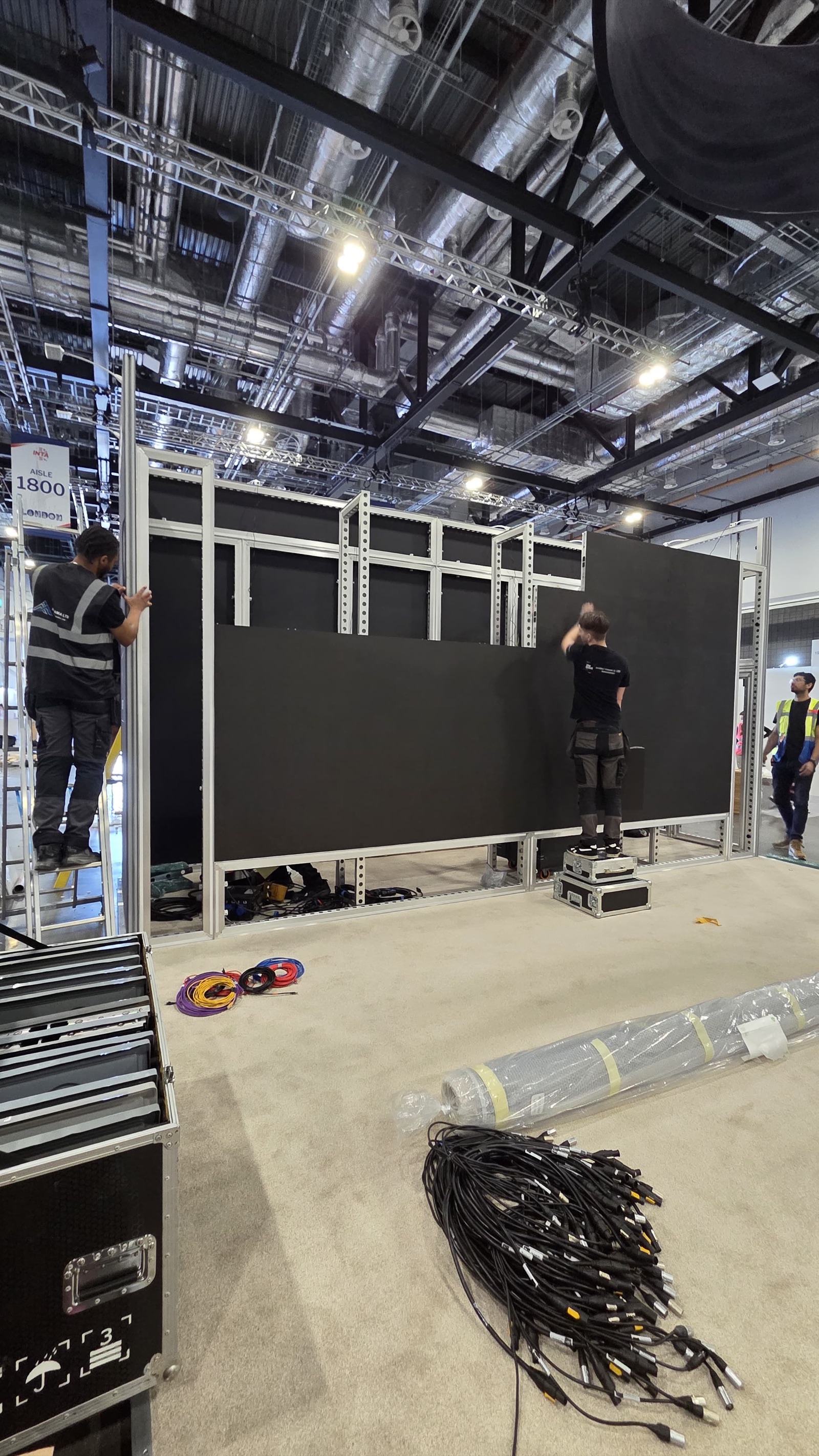 DUM FLEX frame system and LED wall during assembly on the show floor