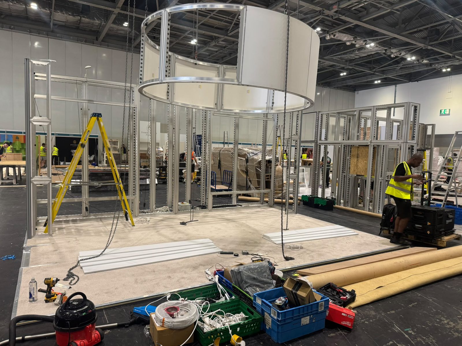 DUM FLEX aluminium frame system during assembly on the show floor